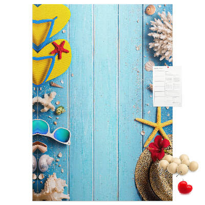 Tablón de corcho Accesorios de verano sobre un fondo de madera azul