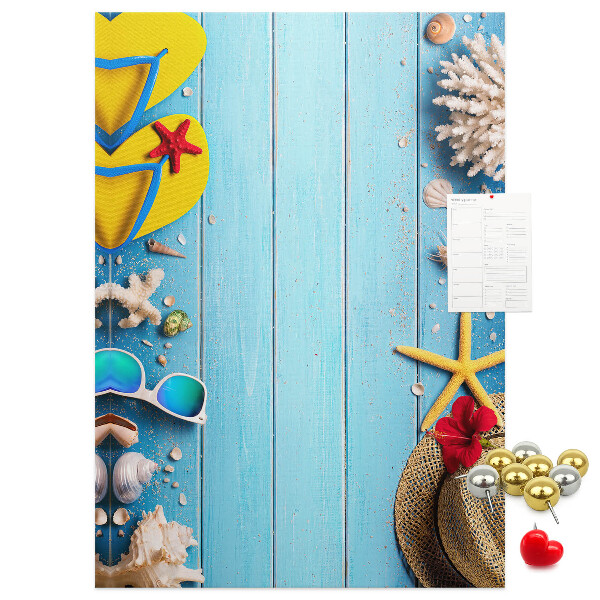 Tablón de corcho Accesorios de verano sobre un fondo de madera azul