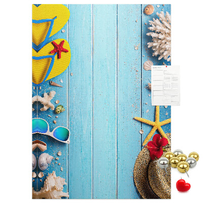 Tablón de corcho Accesorios de verano sobre un fondo de madera azul