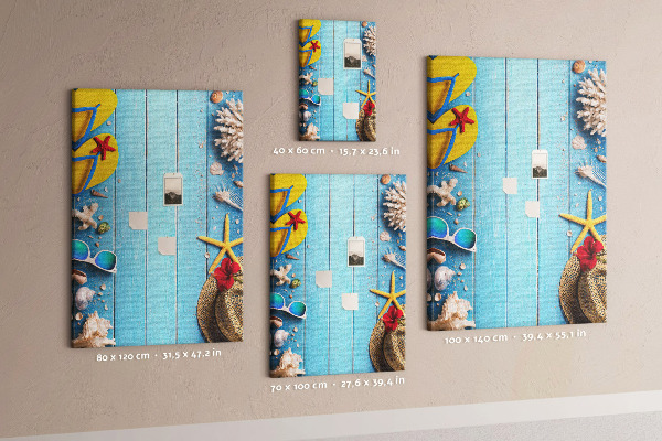 Tablón de corcho Accesorios de verano sobre un fondo de madera azul