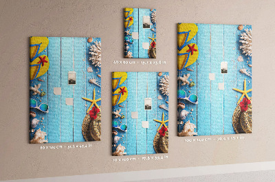 Tablón de corcho Accesorios de verano sobre un fondo de madera azul