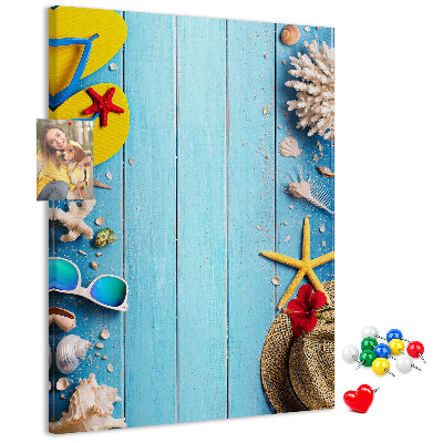 Tablón de corcho Accesorios de verano sobre un fondo de madera azul