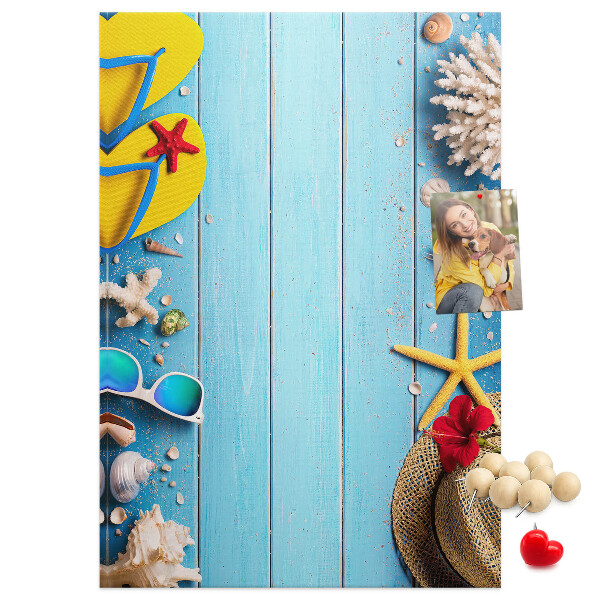 Tablón de corcho Accesorios de verano sobre un fondo de madera azul