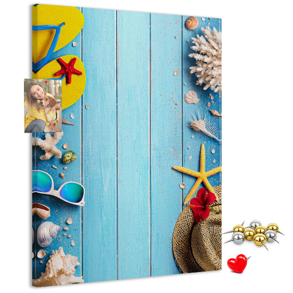 Tablón de corcho Accesorios de verano sobre un fondo de madera azul