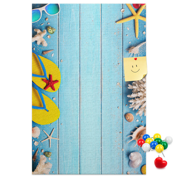 Tablero de corcho Accesorios de playa de verano sobre un fondo azul