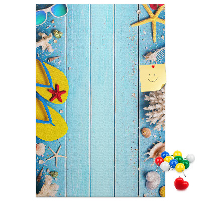 Tablero de corcho Accesorios de playa de verano sobre un fondo azul