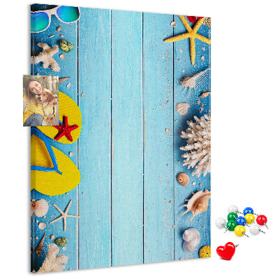 Tablero de corcho Accesorios de playa de verano sobre un fondo azul