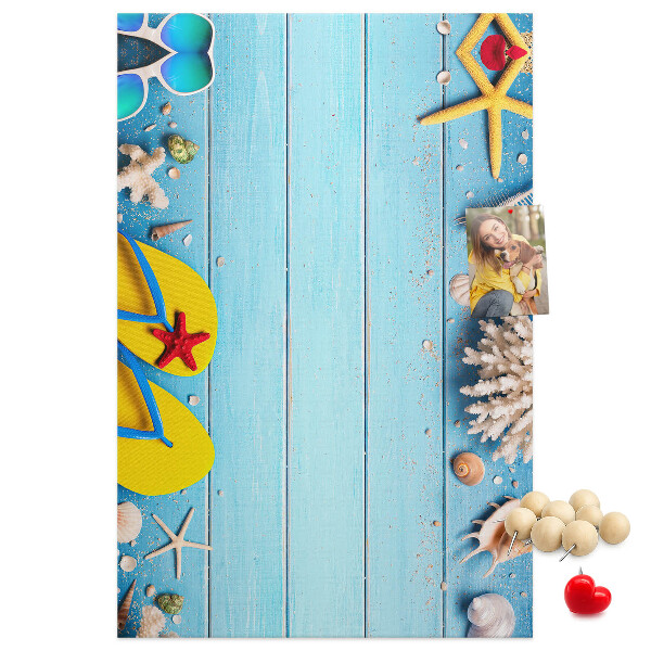 Tablero de corcho Accesorios de playa de verano sobre un fondo azul