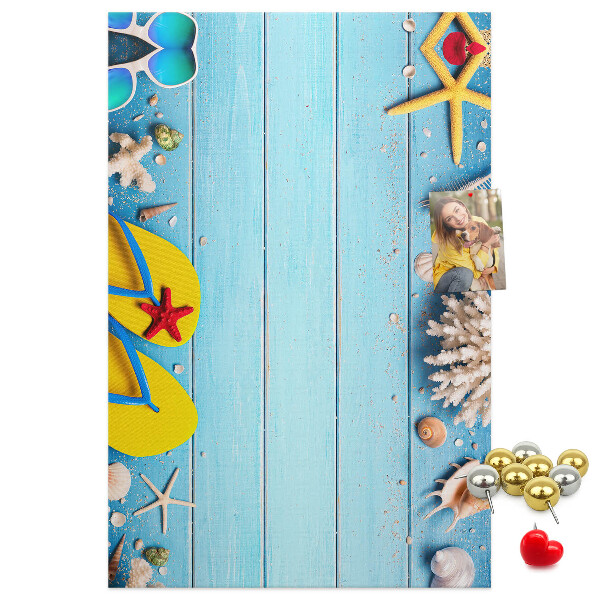 Tablero de corcho Accesorios de playa de verano sobre un fondo azul