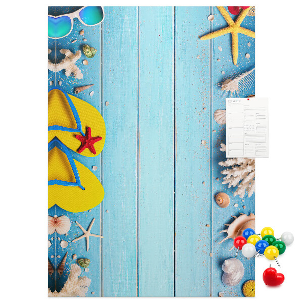 Tablero de corcho Accesorios de playa de verano sobre un fondo azul