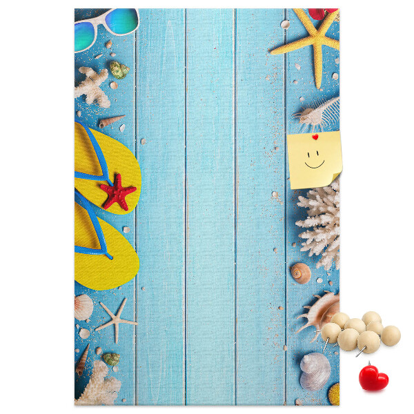 Tablero de corcho Accesorios de playa de verano sobre un fondo azul