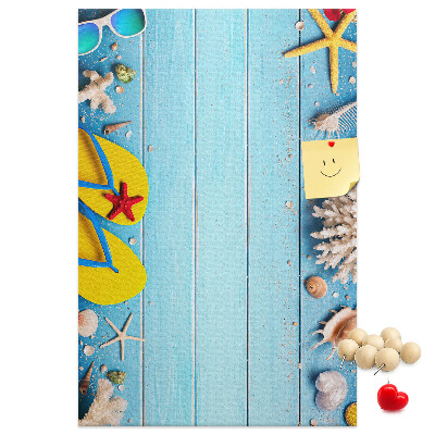 Tablero de corcho Accesorios de playa de verano sobre un fondo azul