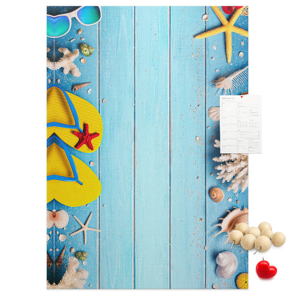 Tablero de corcho Accesorios de playa de verano sobre un fondo azul