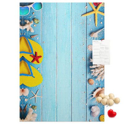 Tablero de corcho Accesorios de playa de verano sobre un fondo azul