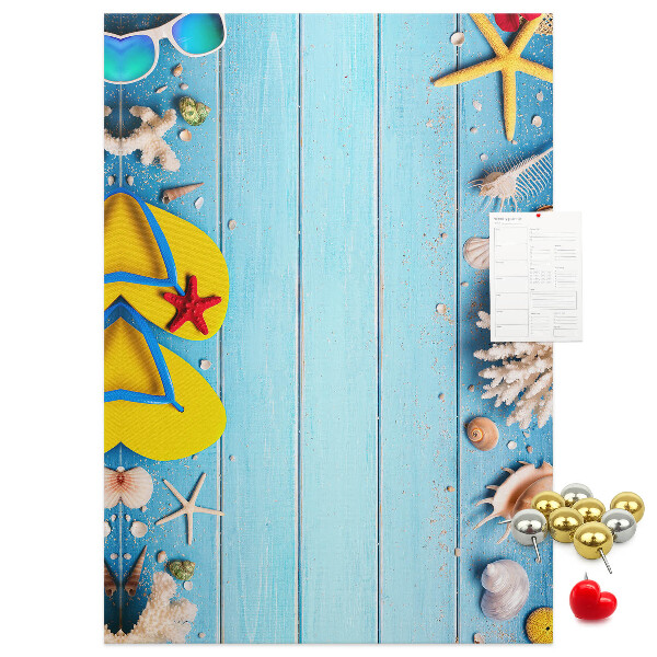 Tablero de corcho Accesorios de playa de verano sobre un fondo azul