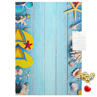 Tablero de corcho Accesorios de playa de verano sobre un fondo azul