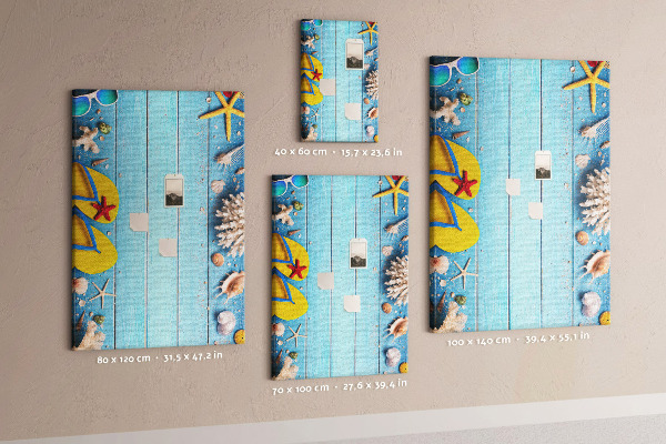 Tablero de corcho Accesorios de playa de verano sobre un fondo azul