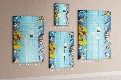 Tablero de corcho Accesorios de playa de verano sobre un fondo azul