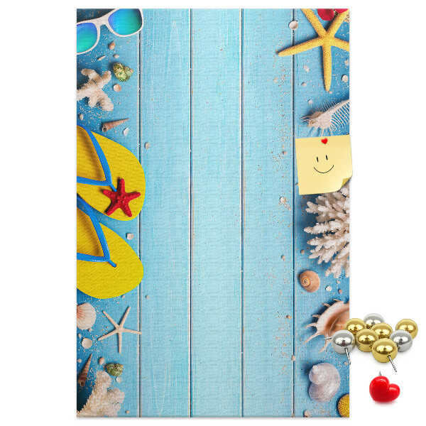 Tablero de corcho Accesorios de playa de verano sobre un fondo azul