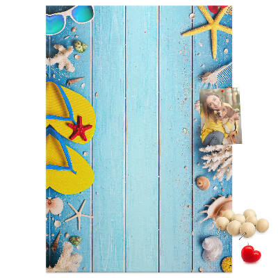 Tablero de corcho Accesorios de playa de verano sobre un fondo azul
