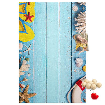 Decoración pizarra de corcho Playa de verano con conchas y arena.