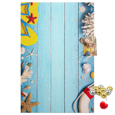 Decoración pizarra de corcho Playa de verano con conchas y arena.