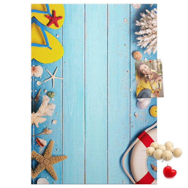 Decoración pizarra de corcho Playa de verano con conchas y arena.