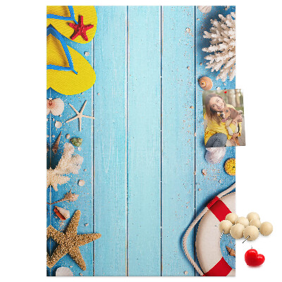 Decoración pizarra de corcho Playa de verano con conchas y arena.