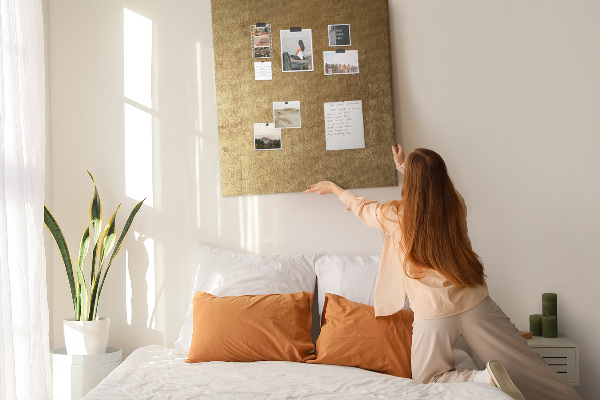 Tablón de corcho Papel dorado con alfileres de colores