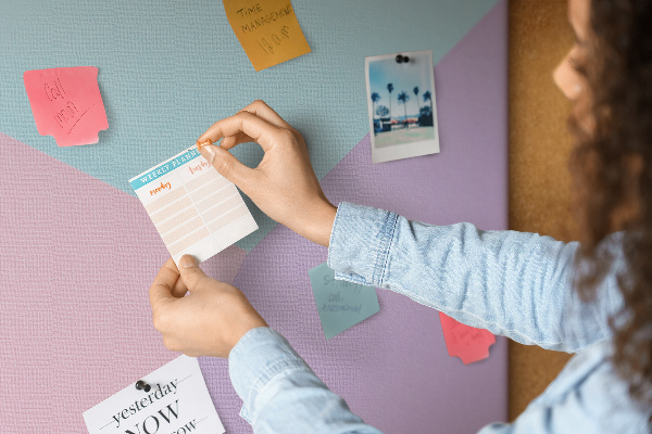 Tablero de corcho para pared Formas geométricas en tonos pastel
