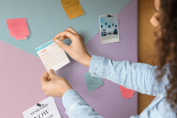 Tablero de corcho para pared Formas geométricas en tonos pastel