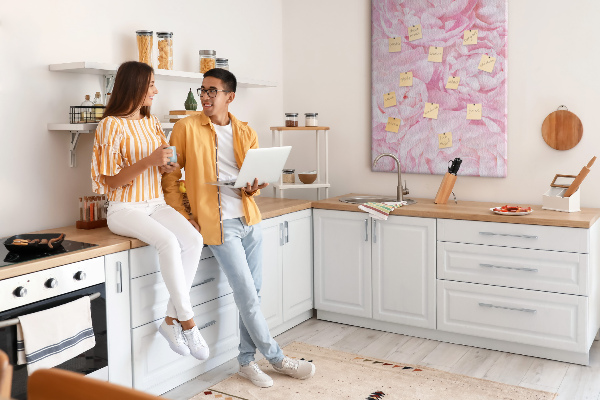 Decoración pizarra de corcho Delicadas peonías rosas en plena floración.