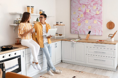 Decoración pizarra de corcho Delicadas peonías rosas en plena floración.