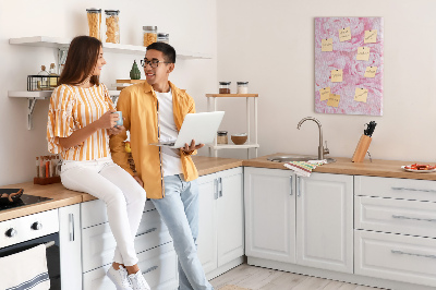Decoración pizarra de corcho Delicadas peonías rosas en plena floración.
