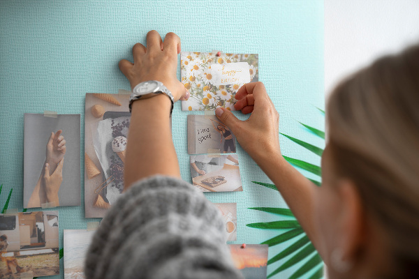 Tablero de corcho para pared Hojas tropicales sobre un fondo azul