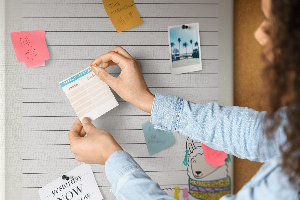 Tablero de corcho Cuaderno colorido con llamas y patrones