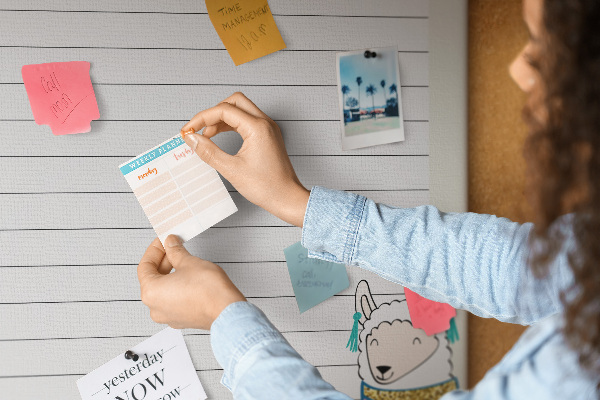 Tablero de corcho Cuaderno colorido con llamas y patrones