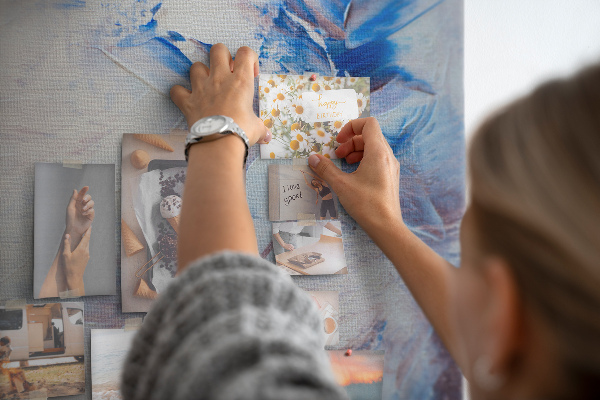 Decoración pizarra de corcho Salpicaduras abstractas de pintura azul y blanca