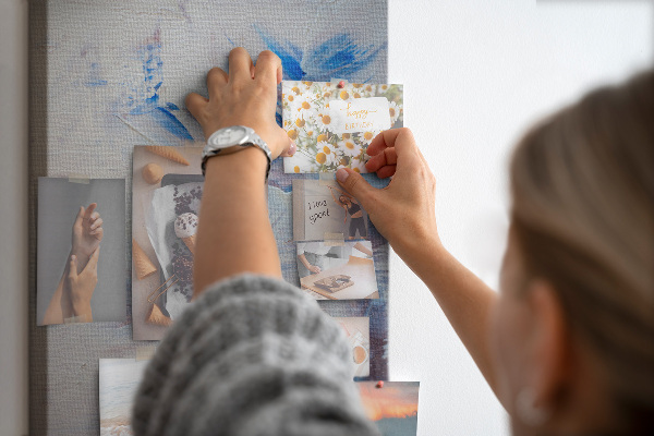 Decoración pizarra de corcho Salpicaduras abstractas de pintura azul y blanca