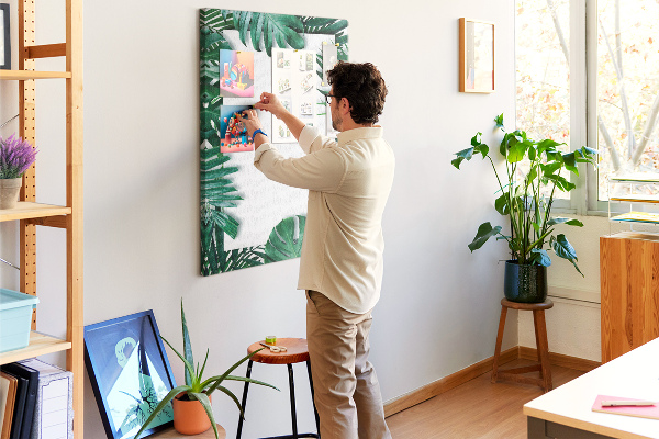 Tablero de corcho para pared con diseño de hojas tropicales y marco blanco