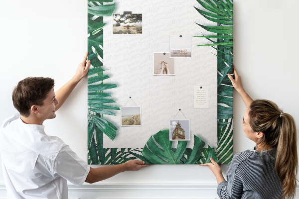 Tablero de corcho para pared con diseño de hojas tropicales y marco blanco