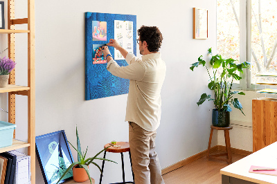 Decoración pizarra de corcho Plumas azules en la luz suave