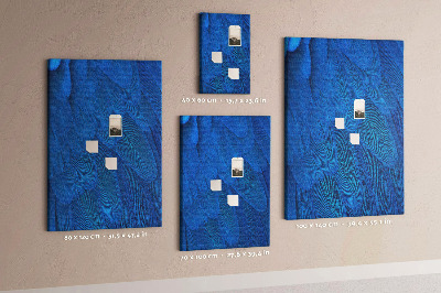 Decoración pizarra de corcho Plumas azules en la luz suave