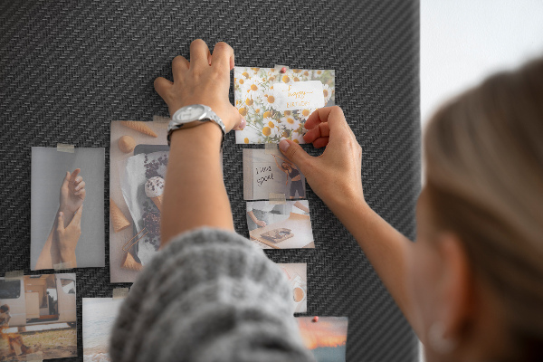 Tablero de corcho para pared Textura negra con un sutil patrón de carbón.