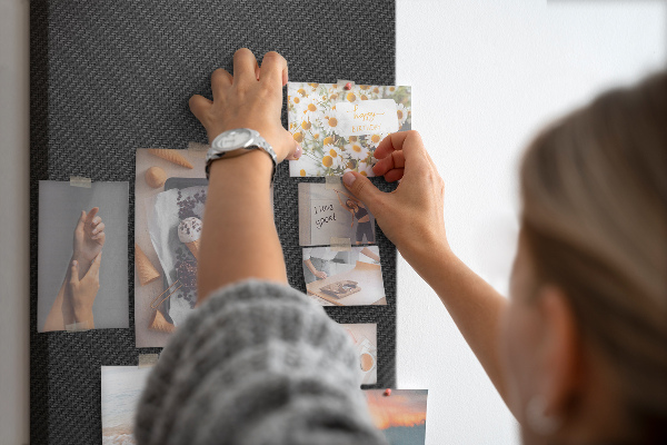 Tablero de corcho para pared Textura negra con un sutil patrón de carbón.