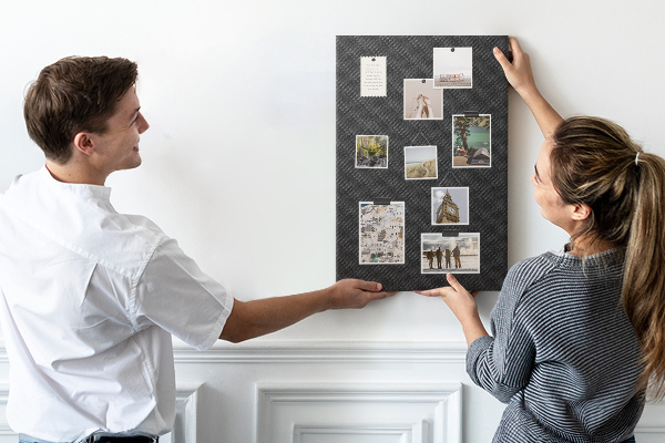 Tablero de corcho para pared Textura negra con un sutil patrón de carbón.
