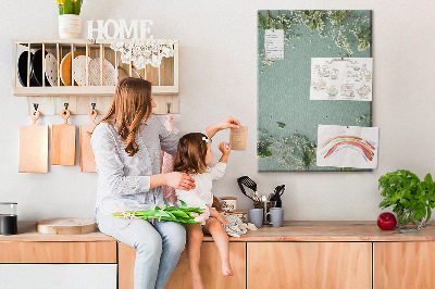 Pizarra de corcho decorativa fondo verde con flores y hojas delicadas
