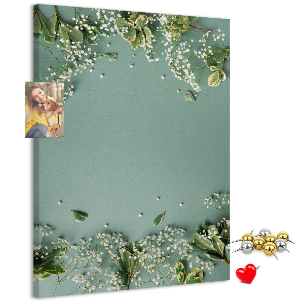 Pizarra de corcho decorativa fondo verde con flores y hojas delicadas