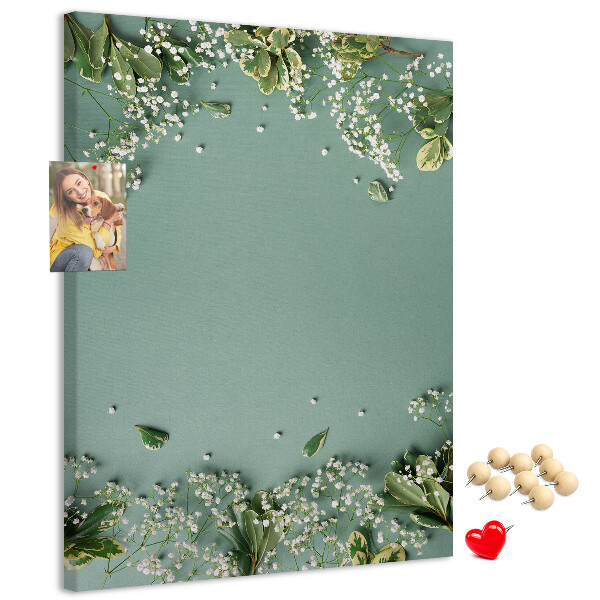 Pizarra de corcho decorativa fondo verde con flores y hojas delicadas