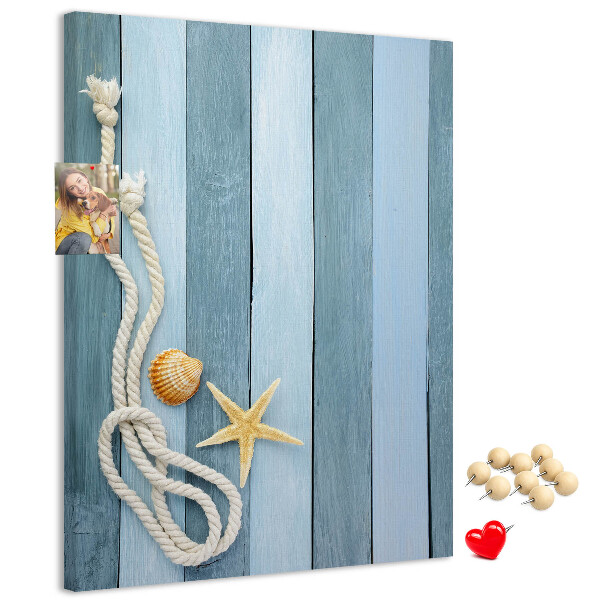 Tablero de corcho para pared con diseño de ambiente costero, tablones azules y una concha
